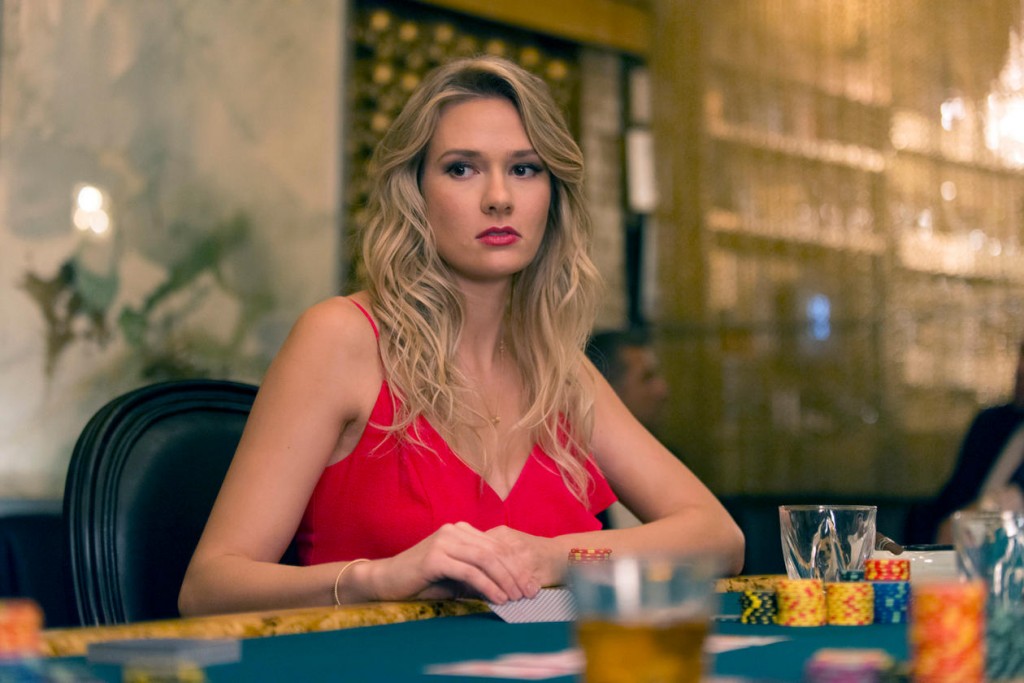 Blake (Tori Anderson) à une table de jeu.