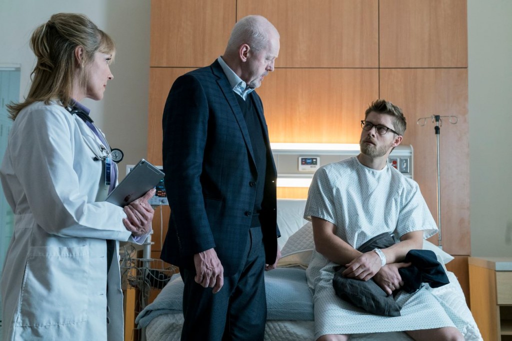 Hank Crawford (David Morse) et Roman à l'hôpital.