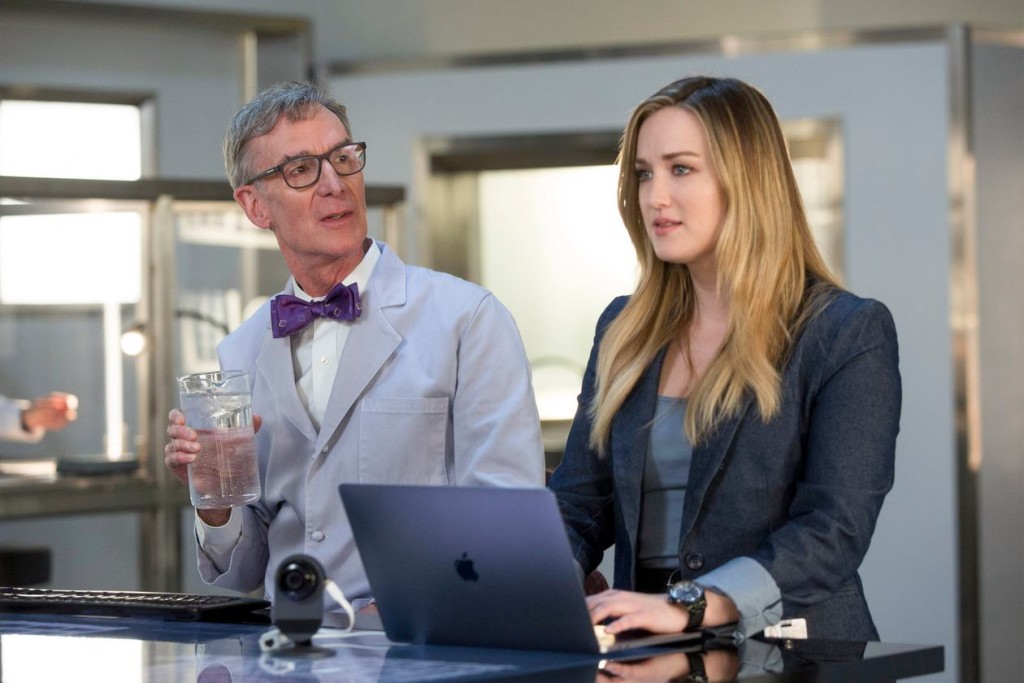Patterson et Bill Nye (Bill Nye lui même) dans le labo.
