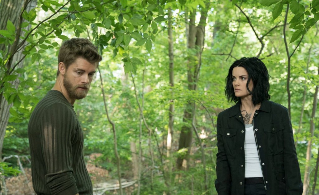 Roman (Luke Mitchell) et Jane dans la forêt.